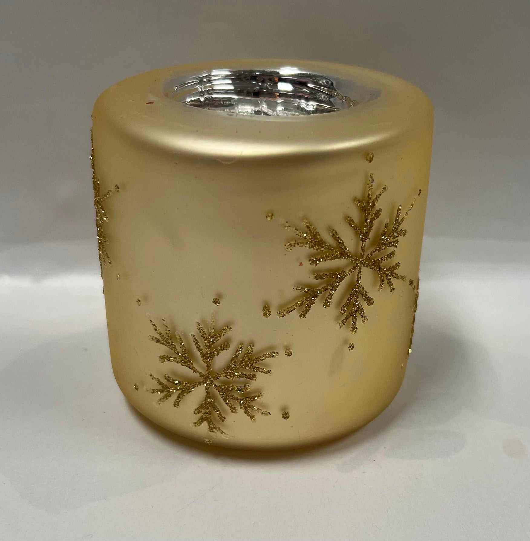 Gold tea light candle holder with snowflakes -short