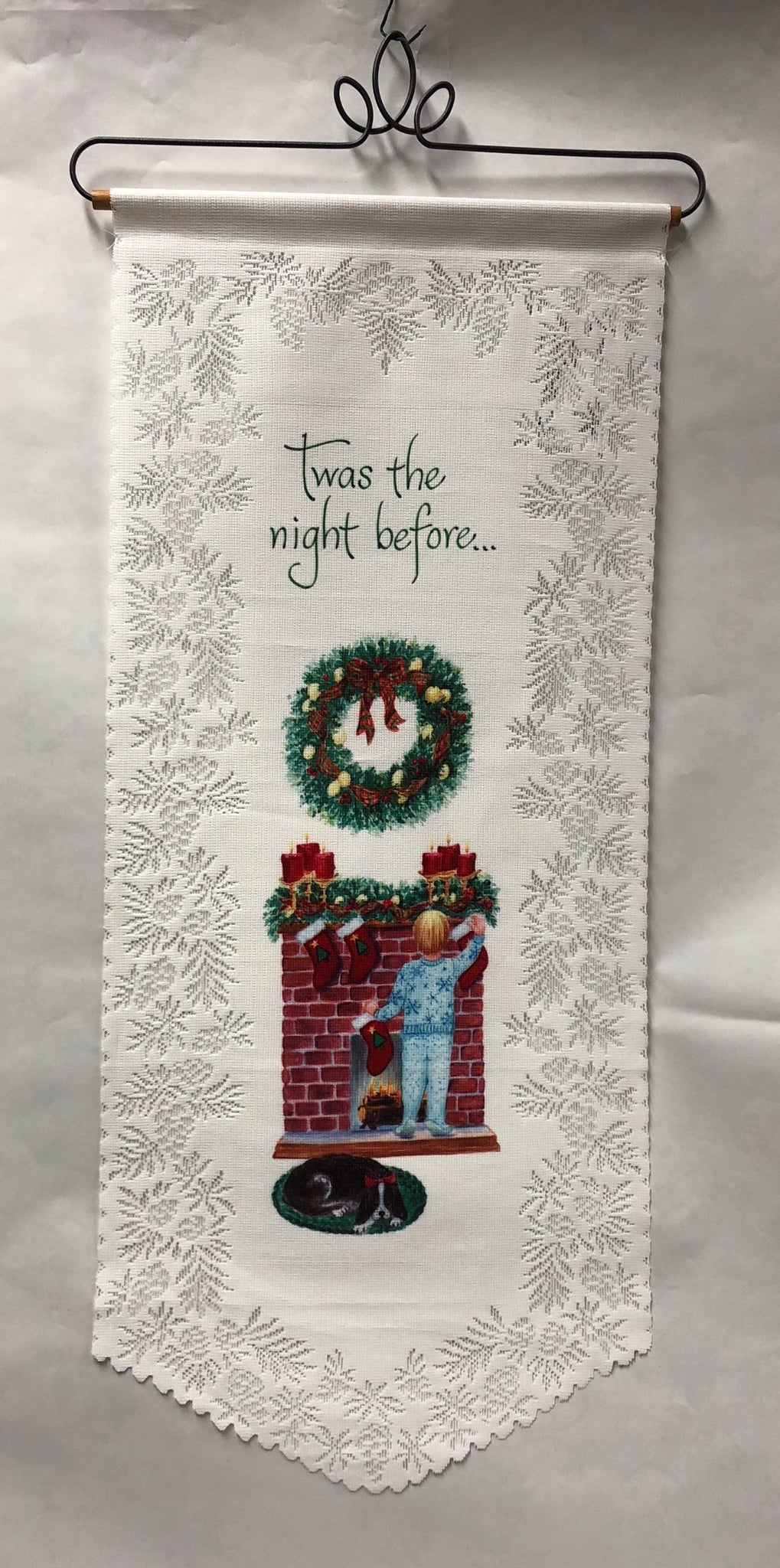 Fireplace-Pinecone Lace Wall Hanging